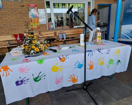 Alles ist vorbereitet für den Gottesdienst im Freibad