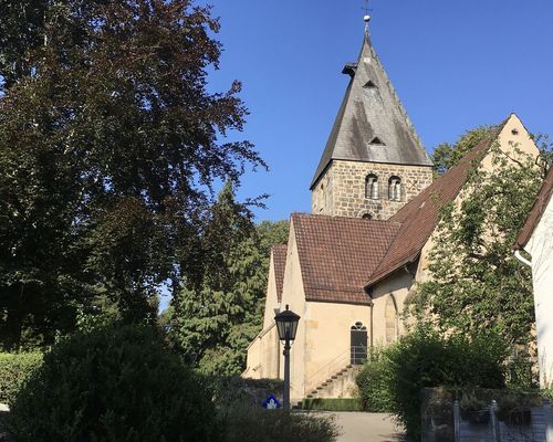 Wiesenfest vor der Kirche