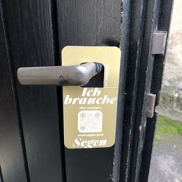Türanhänger "Ich brauche Segen" an der Kirchtür