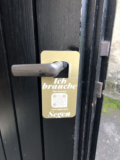 Türanhänger "Ich brauche Segen" an der Kirchtür